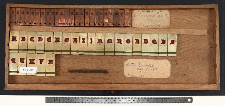 Matrice : lettres onciales Fity corps 16