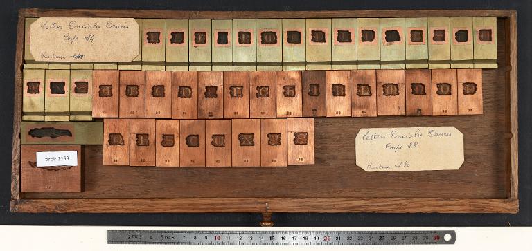 Tiroir de matrices : lettres onciales ornées