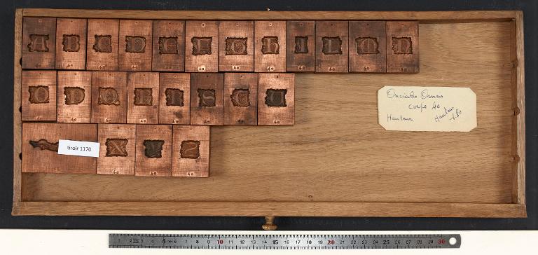 Tiroir de matrices : lettres onciales ornées Fity corps 40