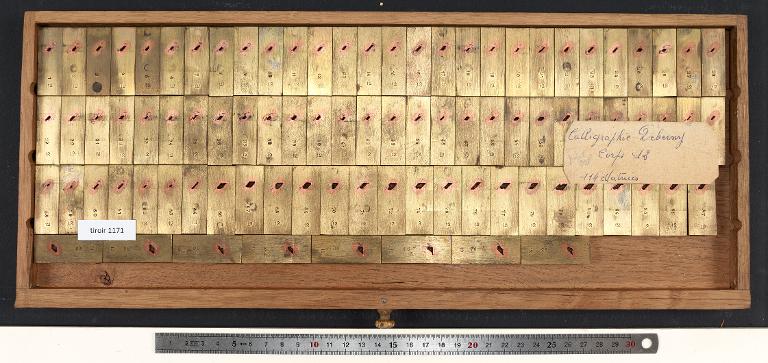 Tiroir de matrices : calligraphie Deberny corps 12