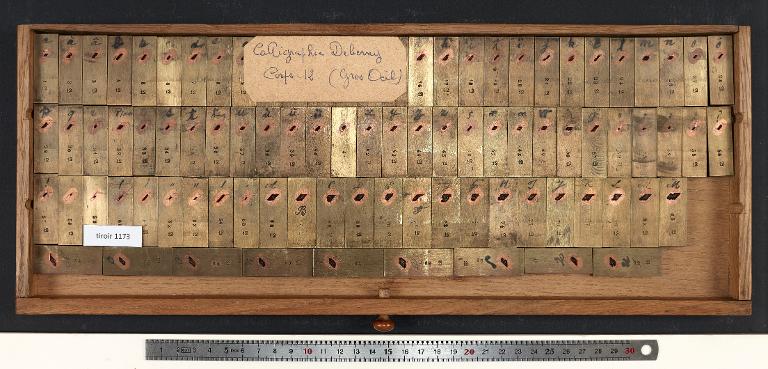 Tiroir de matrices : calligraphie Deberny corps 12