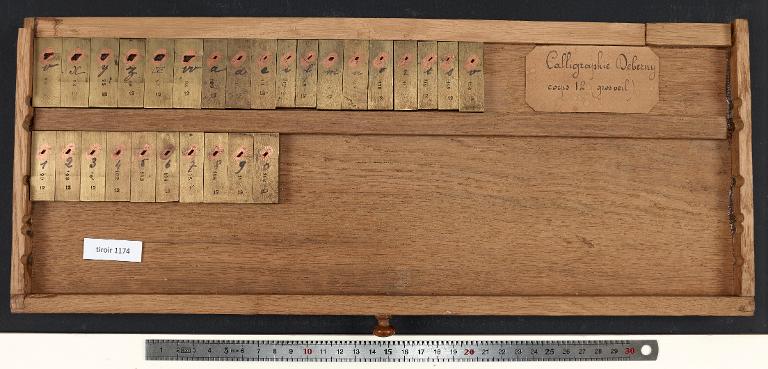 Tiroir de matrices : calligraphie Deberny corps 12