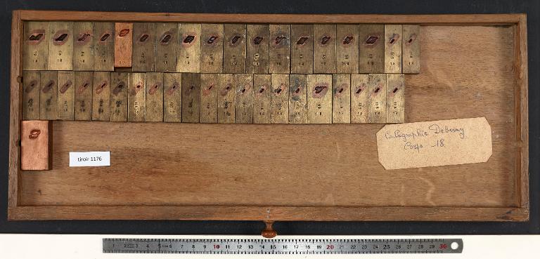 Tiroir de matrices : calligraphie Deberny corps 18