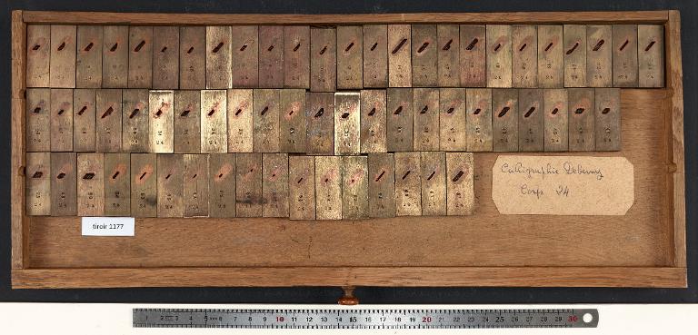 Tiroir de matrices : calligraphie Deberny corps 24