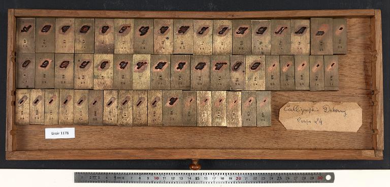 Tiroir de matrices : calligraphie Deberny corps 24