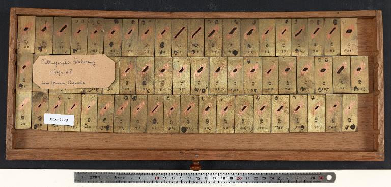 Tiroir de matrices : calligraphie Deberny corps 28