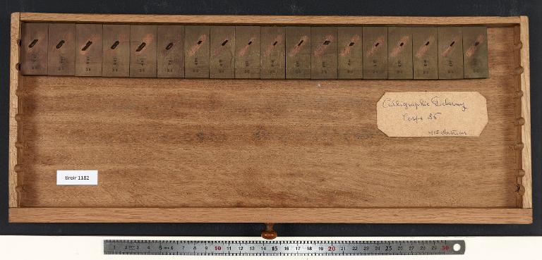 Tiroir de matrices : calligraphie Deberny corps 36