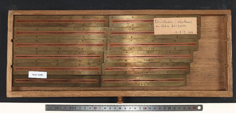 Tiroir de matrices : accolades refouloir corps 392