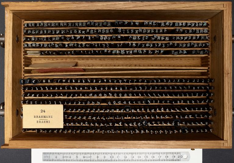 Boîte de poinçons typographiques : brahmane et brâhmî