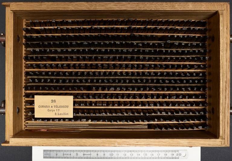 Boîte de poinçons typographiques : canara et télougou corps 17