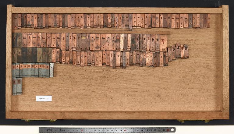 Tiroir de matrices : caractères divers, diverses hauteurs et divers corps
