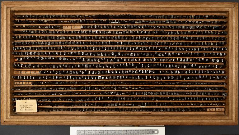 Boîte de poinçons typographiques : hiéroglyphes égyptiens corps 18