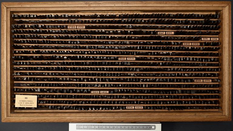 Boîte de poinçons typographiques : hiéroglyphes égyptiens corps 18