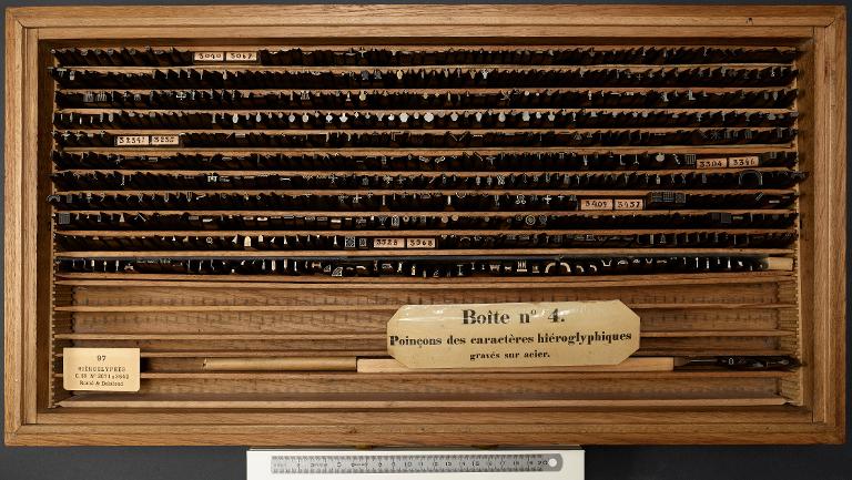 Boîte de poinçons typographiques : hiéroglyphes égyptiens corps 18