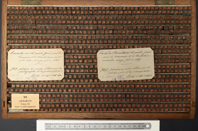 Boîte de poinçons typographiques : annamite corps 16