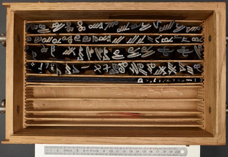 Boîte de poinçons typographiques : syriaque corps 56