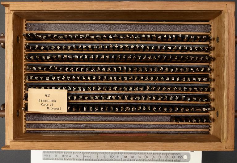 Boîte de poinçons typographiques : éthiopien corps 14