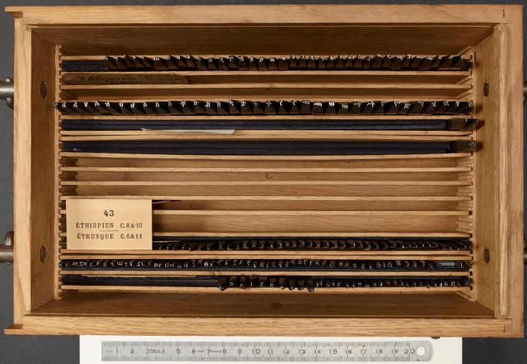 Boîte de poinçons typographiques : éthiopien et étrusque