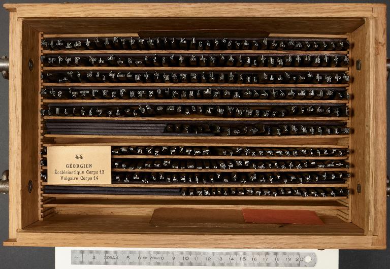 Boîte de poinçons typographiques : géorgien ecclésiastique et géorgien vulgaire