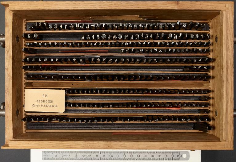 Boîte de poinçons typographiques : géorgien ecclésiastique initiales et géorgien vulgaire