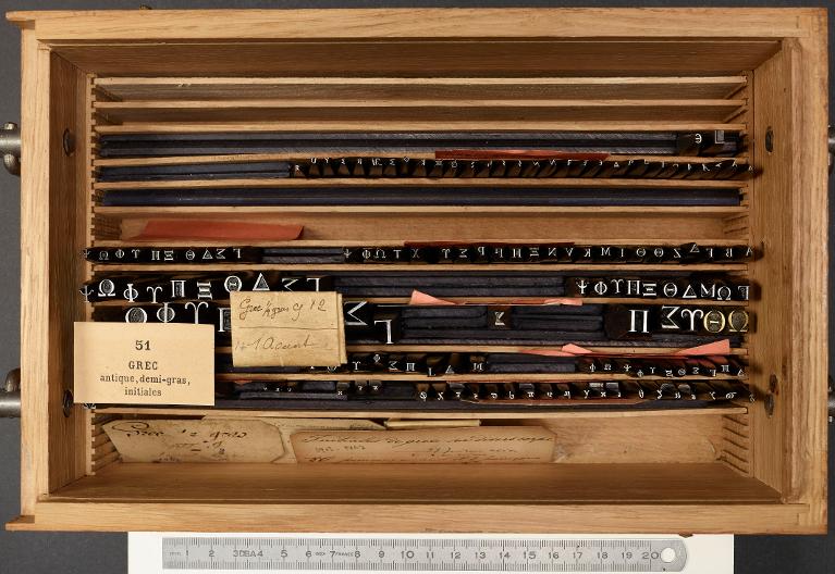 Boîte de poinçons typographiques : grec antique initiales, grec et grec initiales