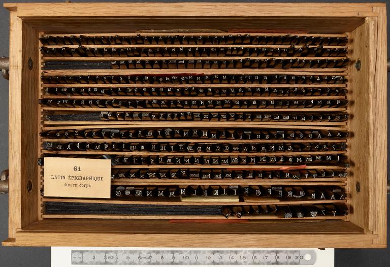 Boîte de poinçons typographiques : latin épigraphique sur divers corps