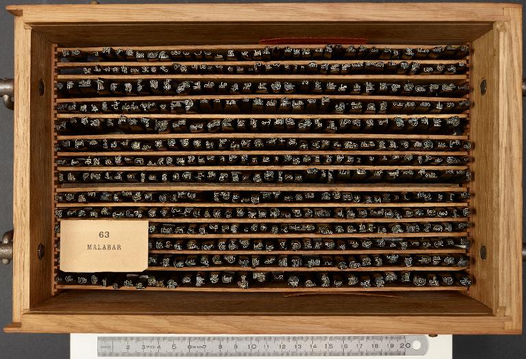 Boîte de poinçons typographiques : malabar