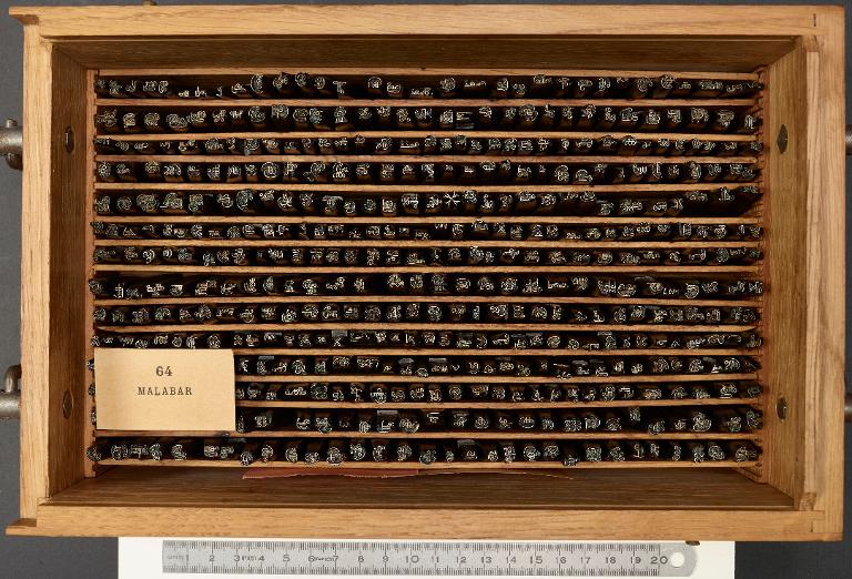 Boîte de poinçons typographiques : malabar