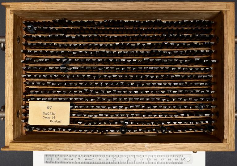 Boîte de poinçons typographiques : nâgarî corps 16