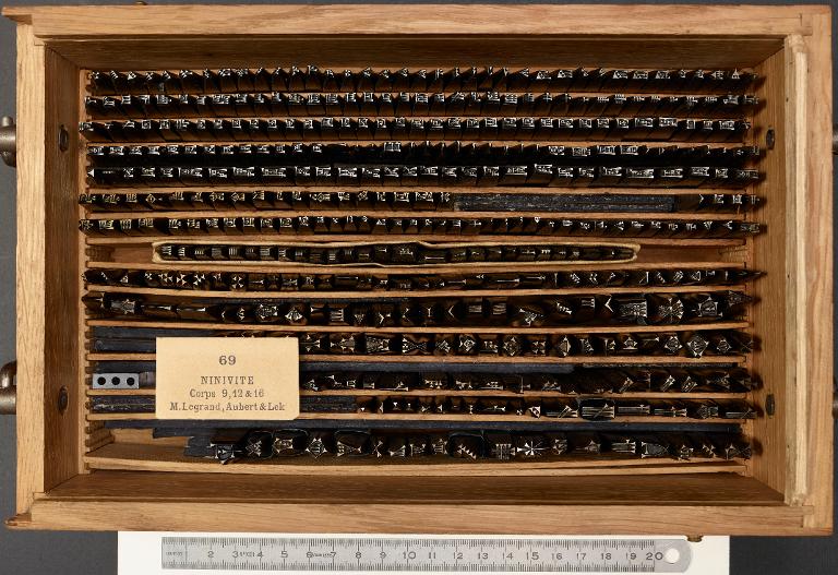 Poinçons typographiques : ninivite corps 16