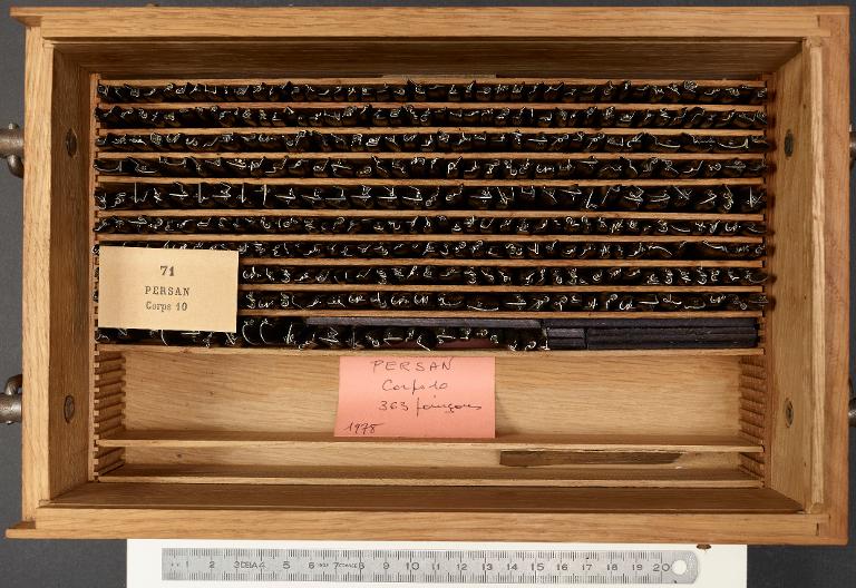 Boîte de poinçons typographiques : persan corps 10