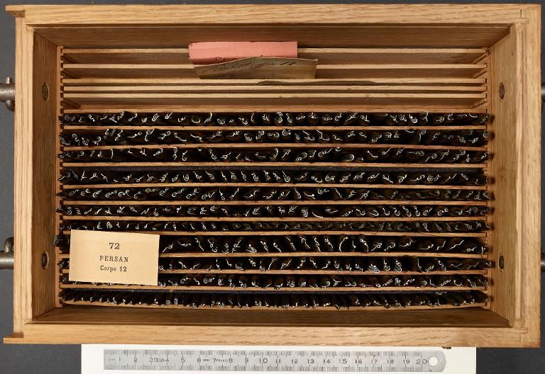 Boîte de poinçons typographiques : persan corps 12