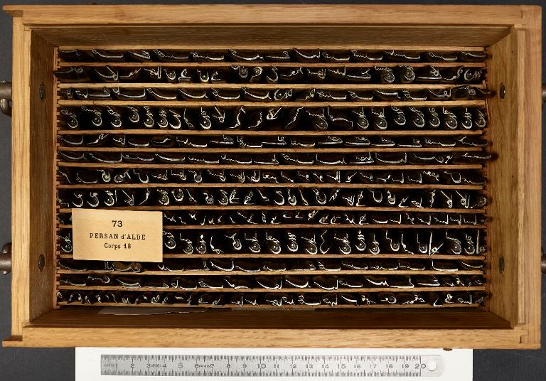 Boîte de poinçons typographiques : persan d'Alde corps 18