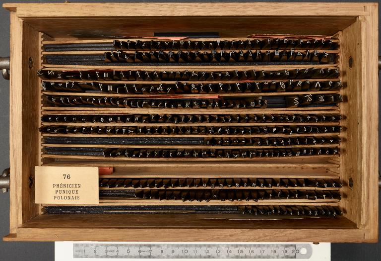 Poinçons typographiques : phénicien corps 16