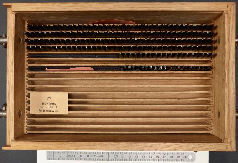 Poinçons typographiques : runique corps 13