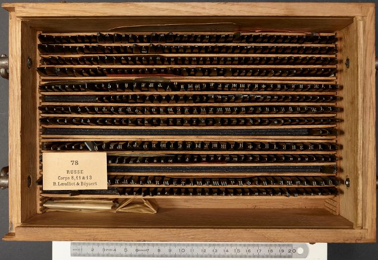 Boîte de poinçons typographiques : russe