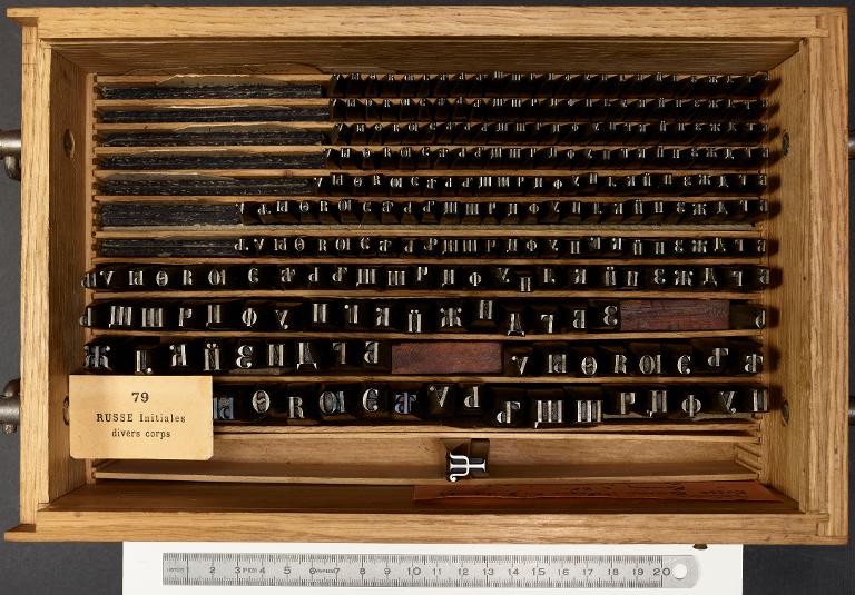 Poinçons typographiques : russe corps 8, initiales