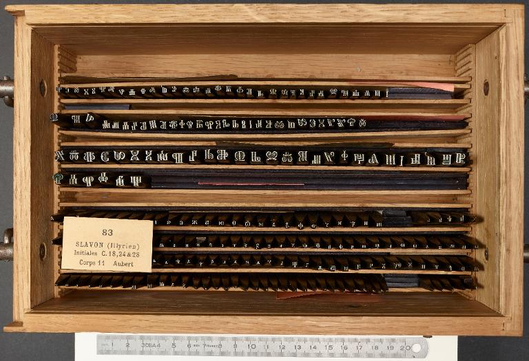 Boîte de poinçons typographiques : slavon, initiales