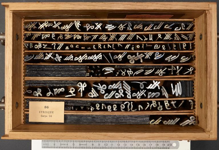 Boîte de poinçons typographiques : syriaque corps 56