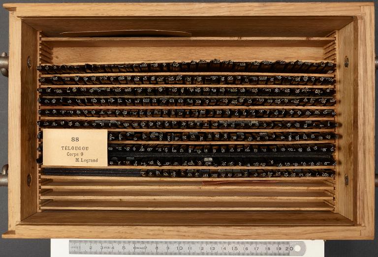 Boîte de poinçons typographiques : canara et télougou corps 9