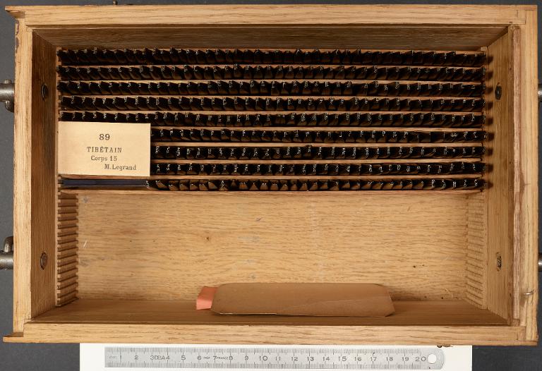 Boîte de poinçons typographiques : tibétain corps 11/15