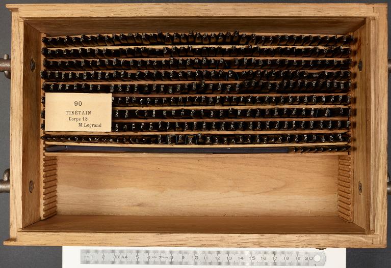 Boîte de poinçons typographiques : tibétain corps 12/18