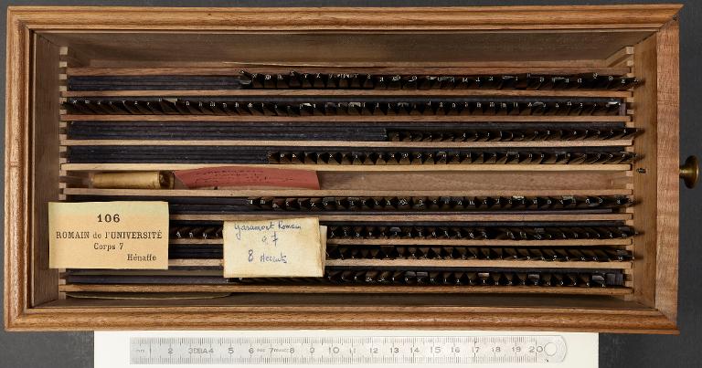 Boîte de poinçons typographiques : Garamont corps 7