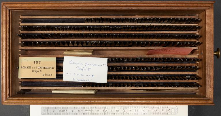 Boîte de poinçons typographiques : Garamont corps 8