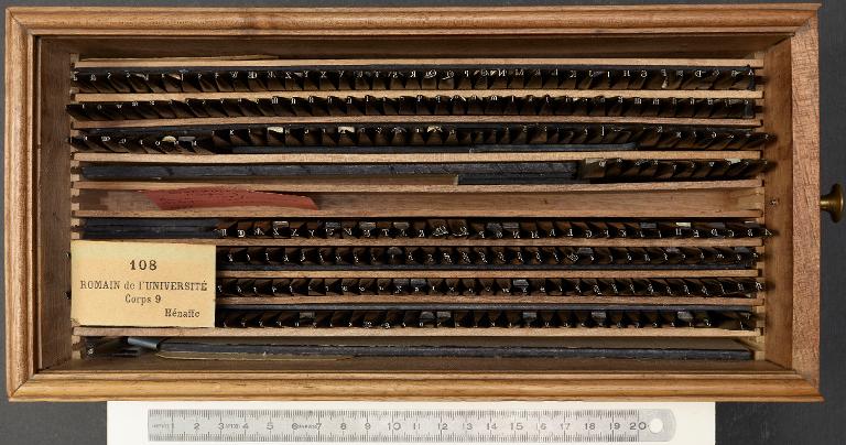 Boîte de poinçons typographiques : Garamont corps 9