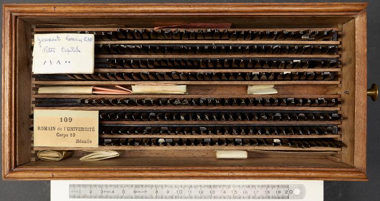 Boîte de poinçons typographiques : Garamont corps 10