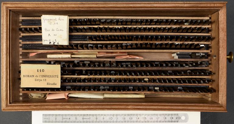 Boîte de poinçons typographiques : Garamont corps 11