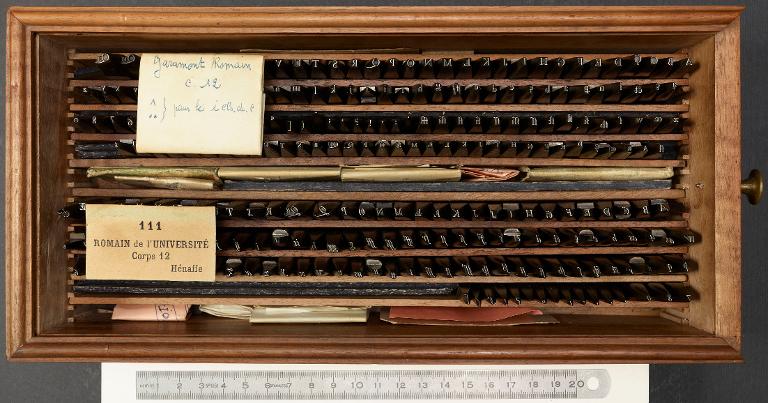 Boîte de poinçons typographiques : Garamont corps 12