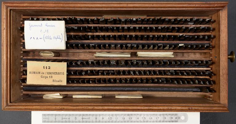 Boîte de poinçons typographiques : Garamont corps 13