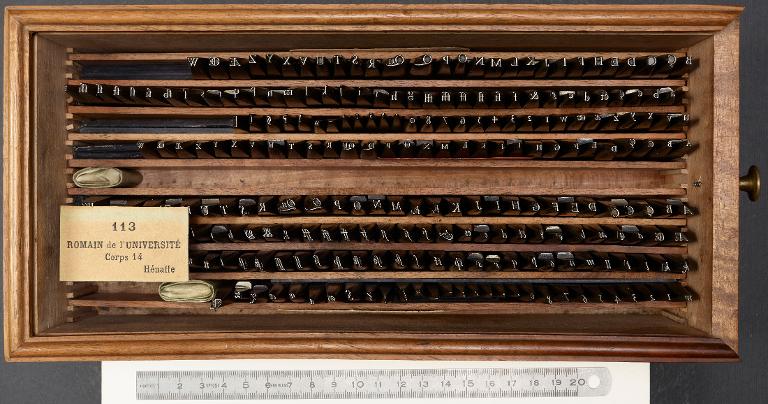 Boîte de poinçons typographiques : Garamont corps 14